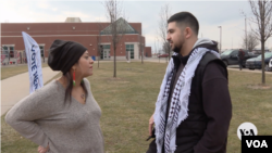 Qo’rquv Samira Luqmonni ro’molini yechishga, Adam Abusalohni arab milliy kiyimini kiymaslikka majbur qildi. Rasm 2024-yil 27-fevralda Michigan shtati Dierborn shahrida olingan.