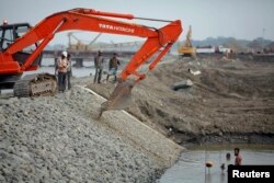 រូបឯកសារ៖ សកម្មភាព​សាងសង់​កំពង់ផែ​ថ្មី​នៅ​ទន្លេ Kaladan ក្នុង​ទីក្រុង Sittwe ប្រទេស​មីយ៉ាន់ម៉ា នៅ​ថ្ងៃទី១៩ ខែឧសភា ឆ្នាំ២០១២។