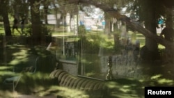 Un reflejo en una ventana muestra a los visitantes cerca de la casa donde vivió el físico atómico Robert Oppenheimer mientras era director del Laboratorio de Los Álamos durante la Segunda Guerra Mundial, en Los Álamos, Nuevo México, EEUU, 30 de julio de 2023. REUTERS/Brian Snyder