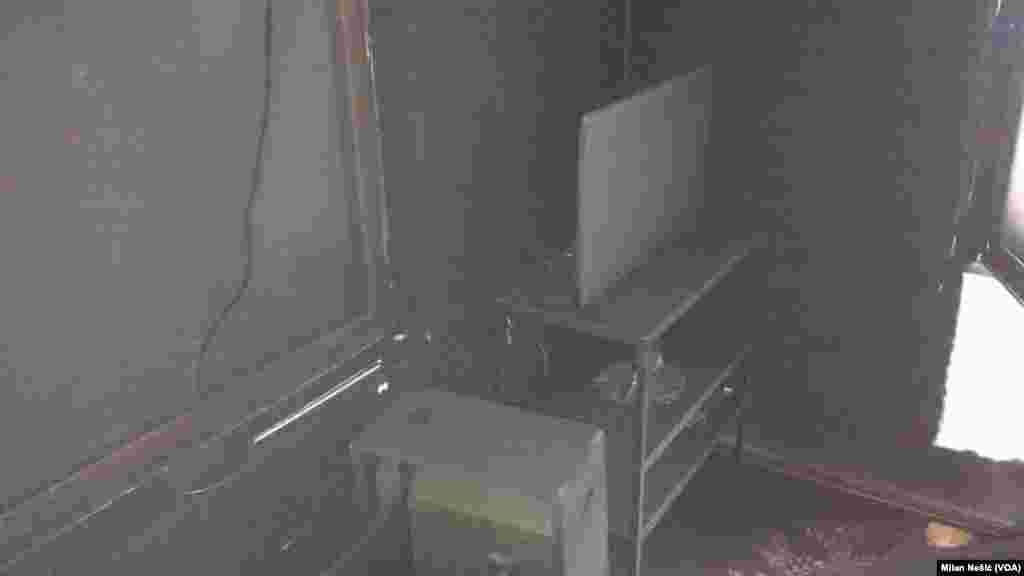 Unutrašnjost kuće novinara Milana Jovanovića nakon požara u noći između 11. i 12. decembra 2018. izazvanog ubacivanjem "molotovljevog koktela" u garažu.