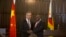 Ngoại trưởng Trung Quốc Vương Nghị, trái, tiếp Ngoại trưởng Zimbabwe Sibusiso Moyo sau cuộc họp báo chung tại Harare, Zimbabwe, ngày 12/1/2020. 