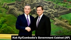 Cambodia’s incoming prime minister, General Hun Manet, right, shakes hands with Chinese Foreign Minister Wang Yi during a meeting in Peace Palace in Phnom Penh, Aug. 13, 2023. 