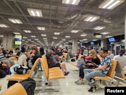 Penumpang yang terdampar dari penerbangan Singapore Airlines SQ321 menunggu penerbangan bantuan setelah pendaratan darurat di Bandara Internasional Suvarnabhumi Bangkok, di Bangkok, Thailand 21 Mei 2024. (Diperoleh oleh Reuters/via REUTERS)