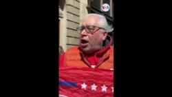 Simpatizante de Trump afuera de la corte criminal de Manhattan