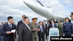 Shimoliy Koreya rahbari Vladivostokda yadroviy bomba bilan ucha oladigan samolyotlarni ko'zdan kechirmoqda, 17-sentabr, 2023