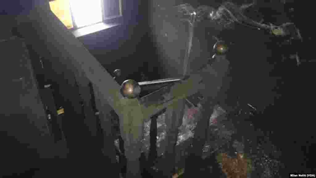 Unutrašnjost kuće novinara Milana Jovanovića nakon požara u noći između 11. i 12. decembra 2018. izazvanog ubacivanjem "molotovljevog koktela" u garažu.