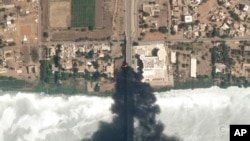 Foto satelit dari Planet Labs PBC menunjukkan api di dekat sebuah rumah sakit di ibu kota Khartoum, Sudan (16/4).