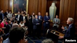 Претставничкиот дом денес за првпат гласаше за смена на својот лидер, бидејќи осуммина републиканци гласаа со 208 демократи против него