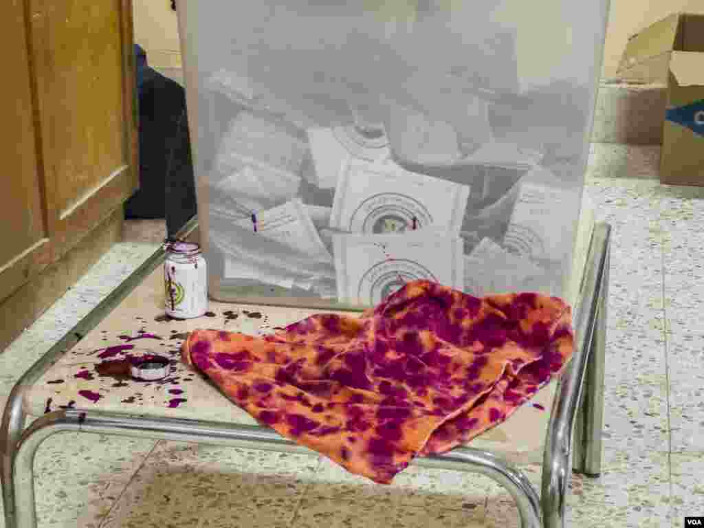 Votes are cast using an ink-marked finger to deter acts of electoral fraud. Arish, Egypt, Dec. 10, 2023. (Hamada Elrasam/VOA)