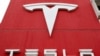 FILE: Logo mobil Tesla di kantor cabangnya di Bern, Swiss, 28 Oktober 2020. (REUTERS/Arnd Wiegmann)