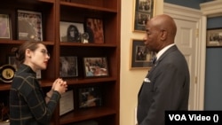 62-й капелан Сенату США Баррі Блек під час інтерв’ю з журналісткою української служби Голосу Америки Катериною Лісуновою