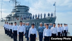 位于高雄、已退伍的前台湾海军扫雷舰舰长叶姸伶（中）曾是舰上唯一的女生（照片提供：叶姸伶）