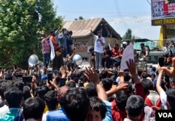Abrar Rashid, son of Sheikh Abdul Rashid, addresses an election rally on his father's behalf, May 16, 2024. His father drew heavy support in India's general election. (Wasim Nabi for VOA)