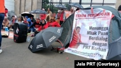 Seratusan orang menggelar aksi tenda perempuan PRT di gerbang DPR RI di Jakarta pada Sabtu, 11 Maret 2023. (Foto: Jala PRT)