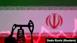 Grafik pergerakan saham dan replika kecil pompa angguk minyak dengan latar belakang bendera nasional Iran dalam sebuah ilustrasi. (Foto: REUTERS/Dado Ruvic)