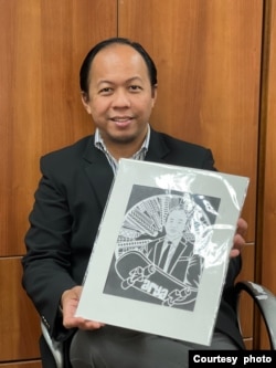 Arya Winata dan karya seni Cutterme buatan Maulana Abdul Azis (dok: pribadi)