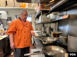 Selain sebagai pemilk, Raimund Stieger yang berasal dari Austria juga adalah chef di Euro Bistro (dok: VOA)