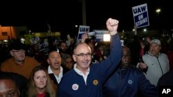 资料照片：全美汽车工人联合会(UAW)主席费恩与福特公司密歇根装配厂的罢工工人走在一起。(2023年9月11日)