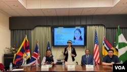 5月31日，加拿大华裔人权活动人士盛雪（中间站立者）在洛杉矶台湾会馆举行的抗议中国暴政的研讨会上发表演讲。