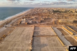 Ova fotografija iz vazduha koju je izraelska vojska objavila 16. maja 2024. prikazuje operacije vojske za povezivanje plutajućeg pristaništa za dopremanje humanitarne pomoći u Pojas Gaze, usred tekućeg sukoba između Izraela i palestinske militantne grupe Hamas.