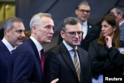 Menteri Luar Negeri Ukraina Dmytro Kuleba dan Sekretaris Jenderal NATO Jens Stoltenberg di markas besar Aliansi di Brussels, 4 April 2024. (Foto: Reuters)