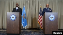 За два роки Контактна група з питань оборони України виділила понад $88 млрд військової підтримки для України. Фото: міністр оборони США Ллойд Остін на спільній прес-конференції із головою Об’єднаного комітету начальників штабів США Чарльзом Брауном, Reuters