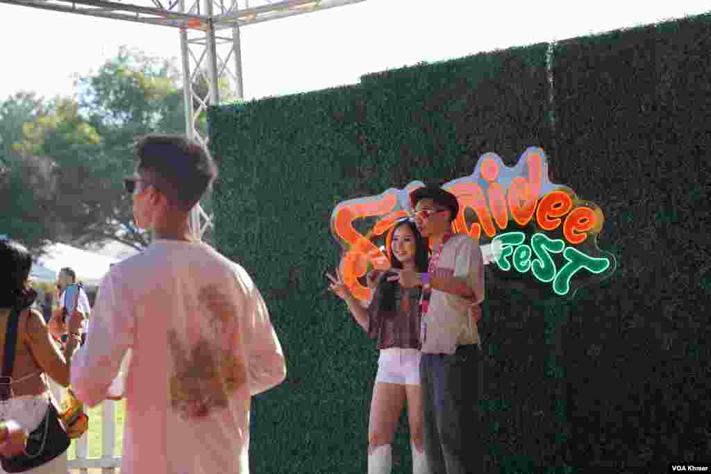 មនុស្ស​ម្នា​ថត​រូបលេង​នៅ​ក្នុង​មហោស្រព​ Sabaidee Fest នៅក្រុង Chino រដ្ឋ​កាលីហ្វ័រញ៉ា កាលពីថ្ងៃទី​១៤ មិថុនា ឆ្នាំ២០២៤។(ចាប ចិត្រា/VOA Khmer)