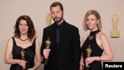 ইউক্রেনীয় চলচ্চিত্র নির্মাতা মস্তিস্লাভ চেরনভ (মাঝে), রানি আরনসন-রাথ এবং মিশেল মিজনার (ডানে) "টোয়েন্টি ডেজ ইন মারিউপোল" এর জন্য সেরা ডকুমেন্টারি ফিচার ফিল্ম ক্যাটাগরিতে অস্কার পুরস্কার জেতেন। (লস অ্যাঞ্জেলেস, ক্যালিফোর্নিয়া, ১০ মার্চ, ২০২৪)