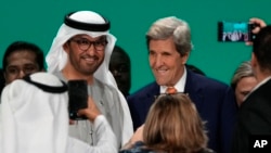 Le Sultan Al Jaber, président de la COP28, et John Kerry, l'envoyé spécial pour le climat des États-Unis.