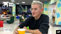 АРХИВА - Роберт Вудланд Романов зборува со новинар за време на неговото интервју за весникот „Комсомолскаја Правда“ во Москва, Русија, декември 2020 година. (Фотографија од Анастасија Вардањан, „Комсомолскаја Правда“ преку Асошиетед прес)