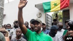 Le chef de l'opposition, Ousmane Sonko, salue ses partisans lors d'un meeting à Ziguinchor le 24 mai 2023.