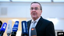 Борис Пісторіус підтвердив, що в Німеччині розслідують те, як російські джерела здобули запис наради чільних офіцерів німецьких військово-повітряних сил про можливість надання Україні німецьких крилатих ракет Таурус.