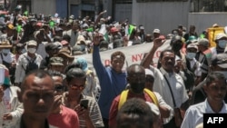 Le report du scrutin est survenu après la blessure au visage du candidat Raobelina qui a reçu un éclat de grenade lacrymogène lors d'un rassemblement de l'opposition.