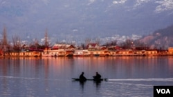 Kashmiri boatmen row their shikara (wooden boats) alongside the famous houseboats in the state’s most popular tourist spot: Dal Lake, Srinagar. (Muzamil Mattoo/VOA)
