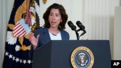 资料照片：2023年6月26日，美国商务部长雷蒙多在华盛顿白宫东厅举行的关于高速互联网基础设施的活动中发表讲话。（美联社照片）