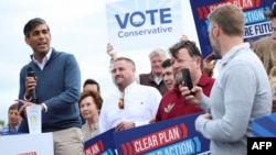 Perdana Menteri Inggris, Rishi Sunak (kiri), berbicara kepada pendukungnya dalam kunjungannya ke Melksham Town FC di barat daya Inggris, pada 7 Juni 2024. (Foto: Phil Noble/Pool/AFP)