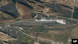 Ảnh vệ tinh từ Planet Labs PBC cho thấy hoạt động gia tăng tại Cơ sở Đường sắt Tumangang ở Triều Tiên, ngày 5/10.023. Những tấm ảnh vệ tinh gần đây cho thấy lưu lượng vận chuyển đường sắt dọc biên giới Triều Tiên-Nga tăng mạnh, cho thấy Triều Tiên đang cung cấp đạn dược sang Nga.