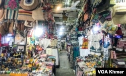 ទិដ្ឋភាព​នៃ​អាជីវកម្ម​វត្ថុ​អនុស្សាវរីយ៍​ក្នុង​ផ្សារចាស់ នៅ​ខេត្តសៀមរាប កាលពី​ថ្ងៃទី ៣ ខែតុលា ឆ្នាំ ២០២៣។ (ធីតា វីន/វីអូអេ)