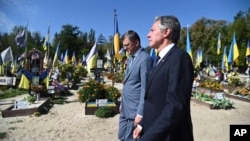 En esta fotografía proporcionada por el Ministerio de Asuntos Exteriores de Ucrania, el secretario de Estado de EEUU, Antony Blinken (derecha) y el ministro de Asuntos Exteriores de Ucrania, Dmytro Kuleba, en el cementerio de Berkovetske en Kiev, el 6 de septiembre de 2023. 