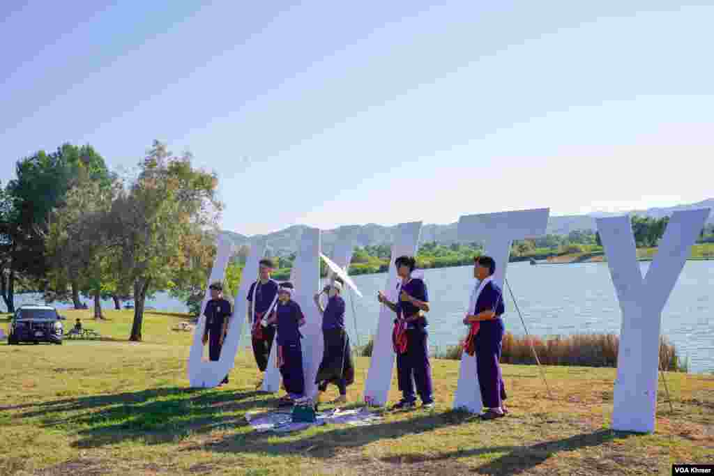 មនុស្ស​មួយក្រុម​កំពុង​ថតរូប​ជាមួយ​ពាក្យ&laquo;Unity&raquo; ​ក្នុង​មហោស្រព​ Sabaidee Fest នៅថ្ងៃទី​១៤ ​មិថុនា ឆ្នាំ២០២៤ ទីក្រុង Chino រដ្ឋ​កាលីហ្វ័រញ៉ា​។(ចាប ចិត្រា/VOA Khmer)