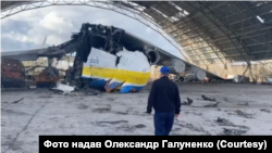 Перший пілот "Мрії" Олександр Галуненко біля розбитого літака в аеропорту Гостомеля 17 квітня 2022 року.