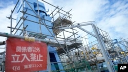 Foto menunjukkan bagian dari fasilitas pengolahan air limbah nuklir dari PLTN Fukushima dalam rangka tur media di Kota Futaba, Jepang, pada 27 Agustus 2023. (Foto: AP/eugene Hoshiko)