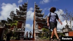 Penumpang tiba di Bandara Internasional I Gusti Ngurah Rai Badung, Bali, 2 September 2022. (Foto: REUTERS/Willy Kurniawan)