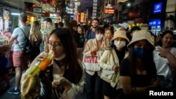 រូប​ឯកសារ៖ អ្នក​ទេសចរ​​​នៅ​តំបន់​អ៊ូអរ​នៃ​សង្កាត់​ក្រុង​ចិន (Chinatown) ក្នុង​រាជធានី​បាងកក​ ប្រទេស​ថៃ កាល​ពី​ថ្ងៃ​ទី​៦ ខែ​មករា ឆ្នាំ​២០២៣ ដោយ​អ្នក​ទេសចរ​ខ្លះ​ពាក់​ម៉ាស់​បង្ការ​ជំងឺ​កូវីដ១៩។