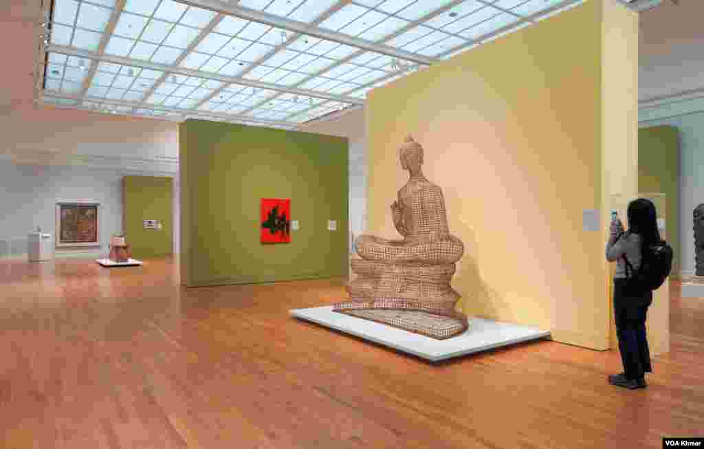 ទិដ្ឋភាពទូទៅនៃការតាំងពិព័រណ៍ស្នាដៃសិល្បៈខ្មែរនៅក្នុងវិចិត្រសាលនៃសាកលវិទ្យាល័យ Michigan ក្នុងក្រុង Ann Arbor ថ្ងៃទី ៥ ខែមេសា ឆ្នាំ២០២៤។ (នីណា យ៉េង/វីអូអេ)