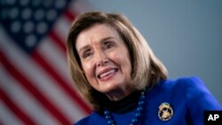 Mantan Ketua DPR AS Nancy Pelosi berbicara dalam wawancara dengan The Associated Press di Gedung Capitol, Washington, pada 19 April 2023. (Foto: AP/J. Scott Applewhite)