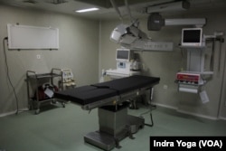 Sarana medis yang dimiliki oleh KRI 992 dr. Radjiman Wedyodiningrat diantaranya adalah ruangan operasi yang dapat melakukan tindakan operasi kecil maupun besar. (VOA/Indra Yoga)