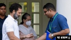 সংসদ পদ ফিরে পেয়েও সাংসদ হিসাবে পুরনো বাংলোয় কংগ্রেস নেতা রাহুল গান্ধীর ফেরা নিয়ে জল্পনা 