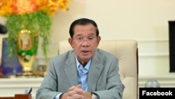 រូបឯកសារ៖ អតីត​នាយករដ្ឋមន្ត្រីកម្ពុជាលោក ហ៊ុន សែន ប្រធានព្រឹទ្ធសភា ថ្លែង​អំពី​គម្រោង​«តំបន់​ត្រីកោណ​អភិវឌ្ឍន៍»រវាង​កម្ពុជា ឡាវ និងវៀតណាម នៅរាជធានីភ្នំពេញ កាលពីថ្ងៃទី២៣ ខែកក្កដា ឆ្នាំ២០២៤។ (Facebook / Samdech Hun Sen of Cambodia)