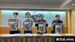 在台港人聯手台灣志願者組成的「台港同行」團隊12月15日召開記者會表示，總成員20多人將自12月27日起開始環台8天，並於六個主要城市進行 宣講，希望喚醒台灣選民，勿忘香港血的教訓，持續抵抗極權中國的決心。 （美國之音特約記者林乃絹拍攝）